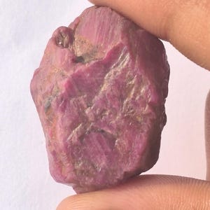 Naturlig rå rubin ädelsten: 140 karat, 34 x 24 x 16 mm AAA+ kvalitet