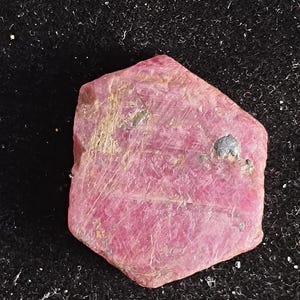 Natuurlijke ruwe robijnrode edelsteen: 20,00 karaat AAA+ kwaliteit (16 x 13,5 x 6 mm)