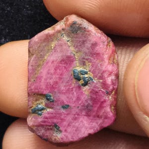 Rubí natural en bruto: 23,50 quilates, 25x16x4 mm, calidad AA-AAA+