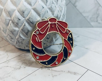 Vintage Gold Tone Christmas Wreath Brooch Pin Enamel Rhinestone Holiday Jewelry 1.6 Inch Retro Festive Costume Accessory
