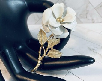 Avon Snow Flower White Enamel Brooch Pin Gold Tone Vintage Jewelry Signed