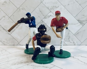 Juego de adornos para pastel de béisbol Vintage DecoPac Batter Up 12659, 3 figuras de béisbol, decoraciones para pastel de cumpleaños deportivo, decoración de fiesta reutilizable
