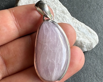 Kunzit Anhänger, Natürlicher Rosa Kristall in Massivem 925 Sterling Silber, Handgefertigter Edelsteinschmuck