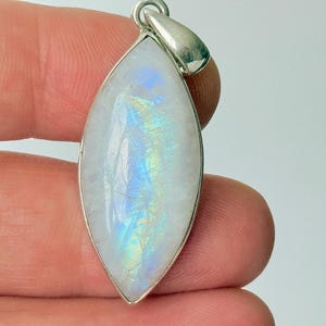 Pendentif pierre de lune arc-en-ciel : lunette en argent sterling fabriquée à la main, 44 mm