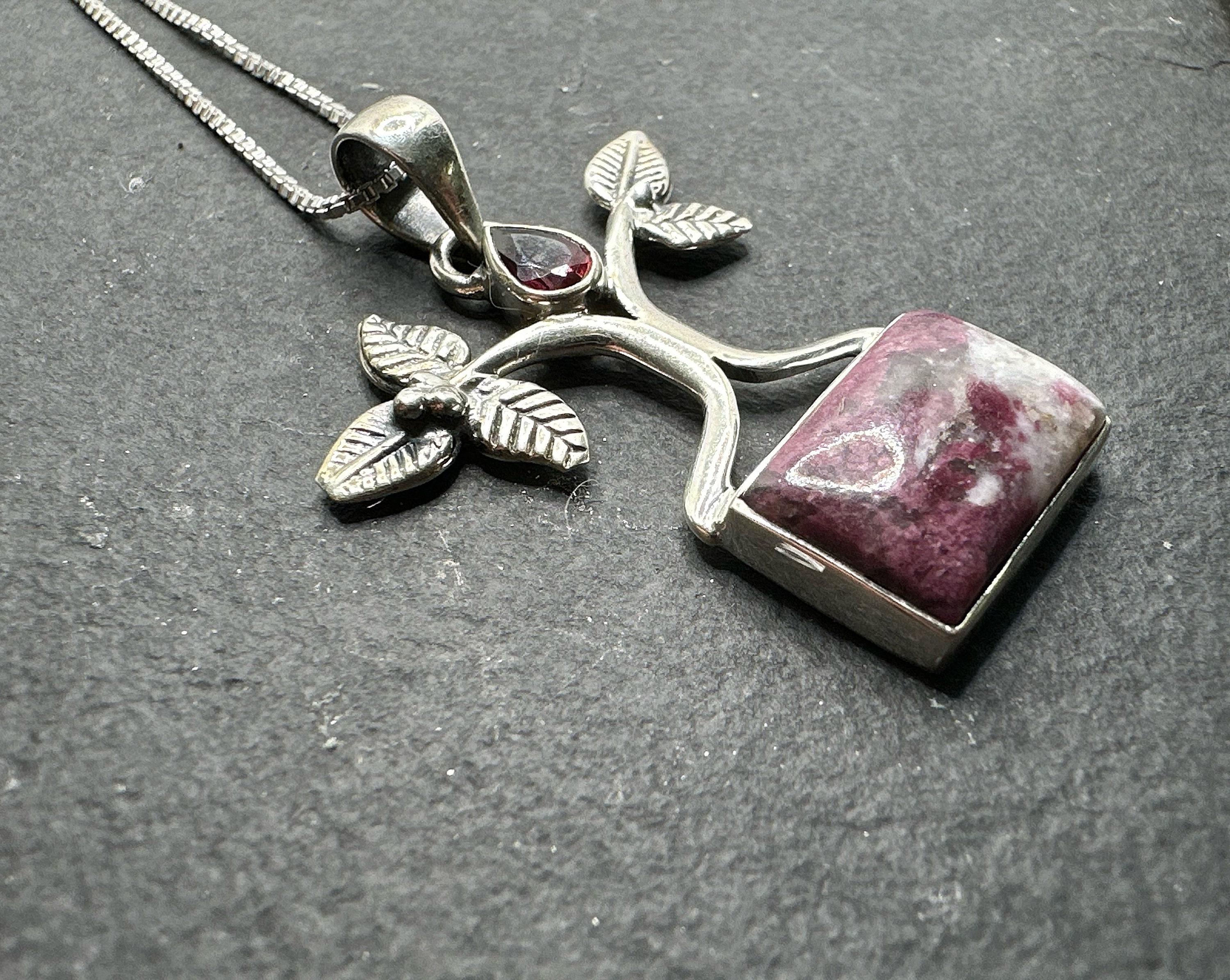 ピンクトルマリン入りクォーツリーフペンダント：スターリングシルバー