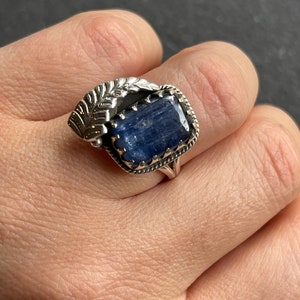 Anillo de cianita azul: joya artesanal de plata de ley, talla 8