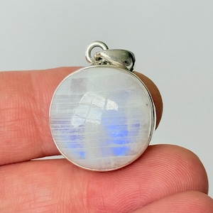 Pendentif délicat pierre de lune arc-en-ciel : lunette en argent sterling 925
