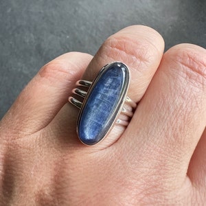 Anillo de cianita azul: joya artesanal de plata de ley, talla 7,75