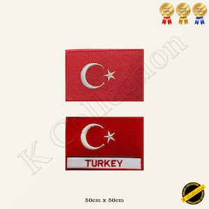 Puede incluir: Dos parches bordados de la bandera turca. El parche superior es un rectángulo rojo con una luna creciente blanca y una estrella. El parche inferior tiene el mismo diseño con la palabra "TURKEY" en letras blancas debajo de la bandera. Ambos parches miden 50 cm x 50 cm.