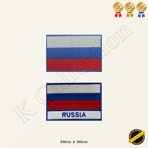 Puede incluir: Dos parches bordados de la bandera rusa. El parche superior es una bandera rusa tradicional con rayas blancas, azules y rojas. El parche inferior tiene los mismos colores y rayas, pero también incluye la palabra "RUSIA" en letras blancas sobre un fondo blanco. Ambos parches miden 50 cm x 50 cm.