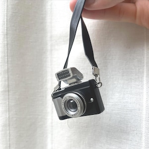 Miniature Camera – Dollhouse Photography Prop with Strap, Realistic Model for Collectors & Diorama Scenes