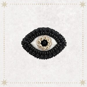 Le Fabularium Broche œil doré et noir mat brodée à la main bijou gothique image 1
