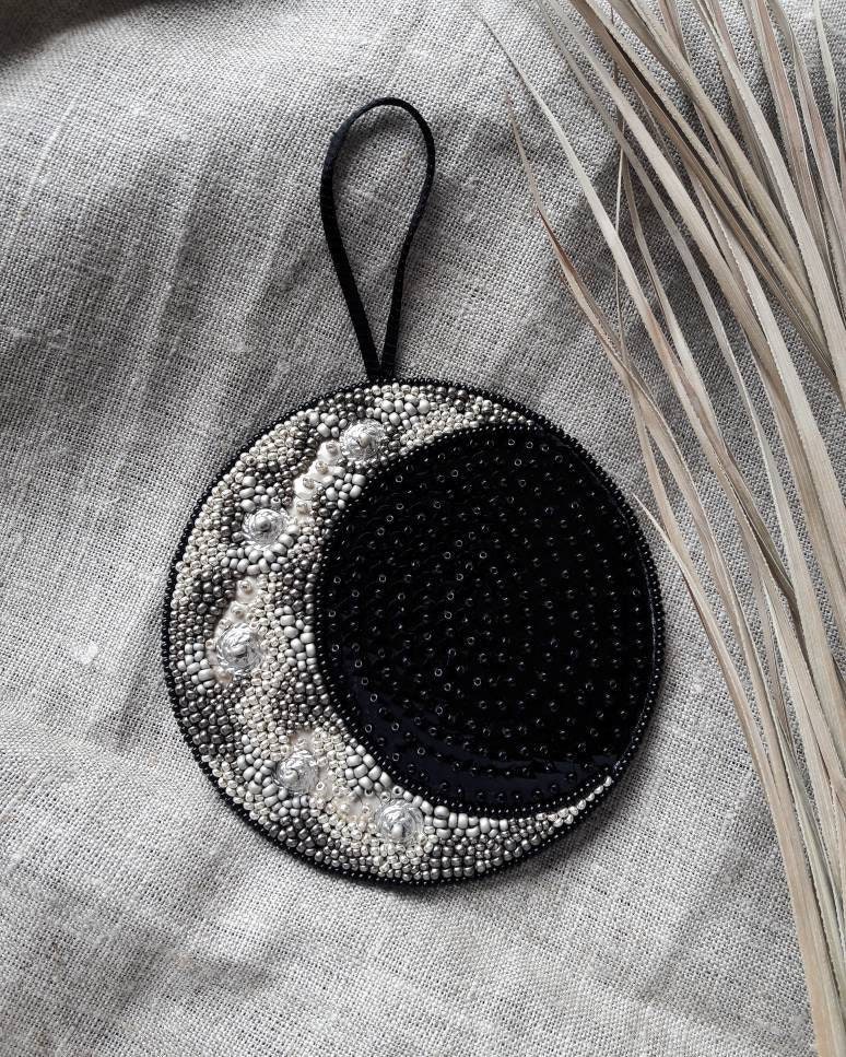 Le Fabularium Décoration Murale Broderie Perles Lune | Livraison Standard Mondial Relay Pour La Fran