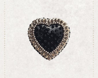 Le Fabularium Broche coeur noir et or en broderie de perles | Épingle de sorcière | Académie sombre