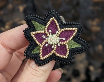 Le Fabularium Broche witchy fleur hellebore violet et or brodée à la main | Épingle de sorcière | Académie sombre | Sorcellerie ésotérique