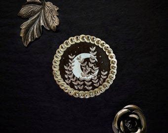 Le Fabularium - Broche imprimée Lune et Plantes brodée à la main de perles et paillettes