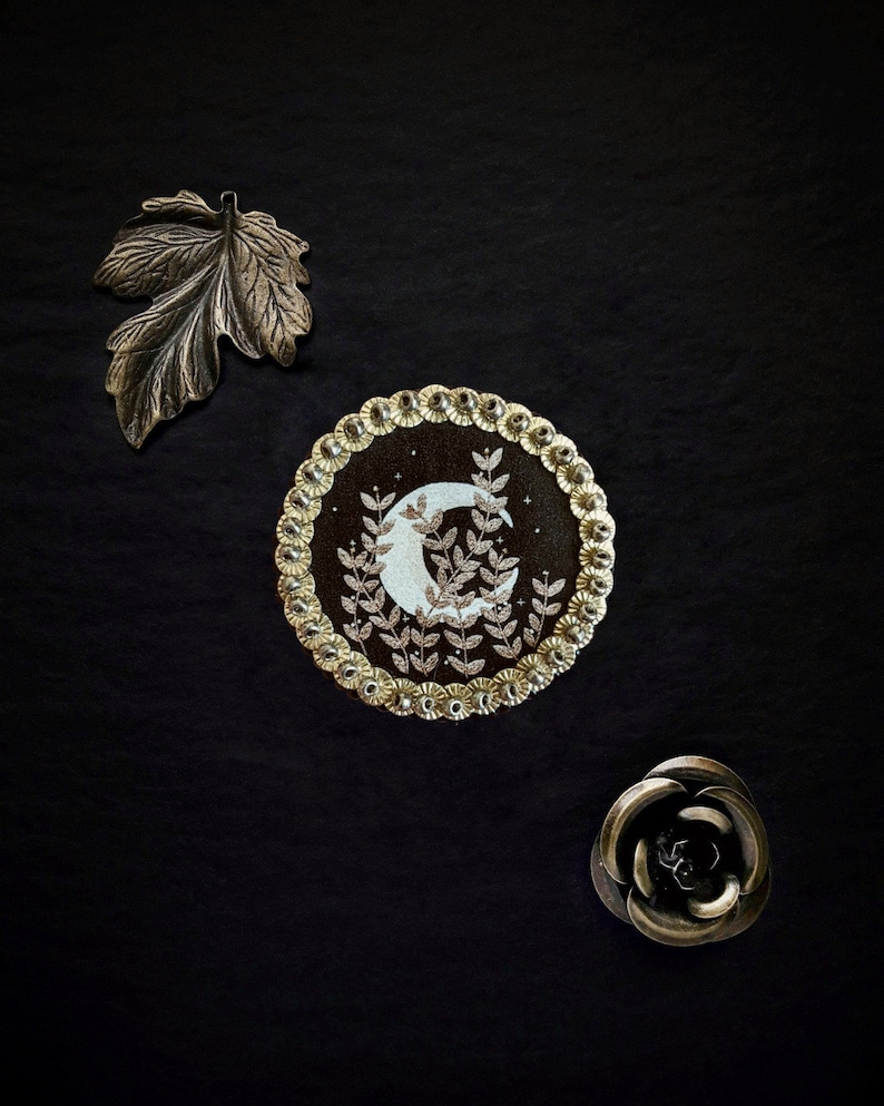 Le Fabularium Broche imprimée Lune et Plantes brodée à la main de perles et paillettes image 1