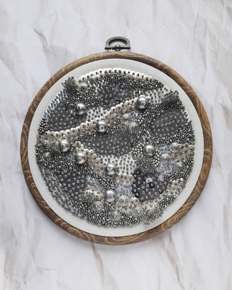 Le Fabularium Décoration Murale Broderie Art Abstrait Blanc Argent | Livraison Standard Mondial Rela