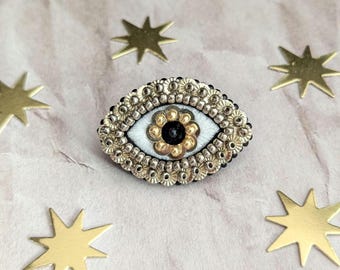Le Fabularium - Varios colores - Broche de ojo dorado bordado a mano - Hecho en Francia