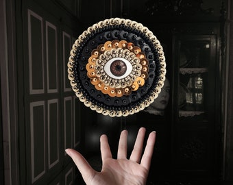 Le Fabularium Eye brooch embroidered in pearls and sequins | Halloween theme pin | Cabinet of curiosities | Black Academy