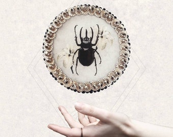 Le Fabularium Broche Scarabée entomologie, broderie perles et paillettes