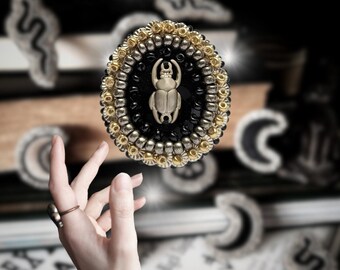 Le Fabularium Broche scarabée noir et doré en broderie de perles et paillettes | Entomologie | Cabinet de curiosités