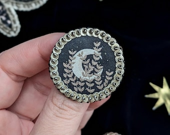 Le Fabularium - Broche imprimée Lune et Plantes brodée à la main de perles et paillettes