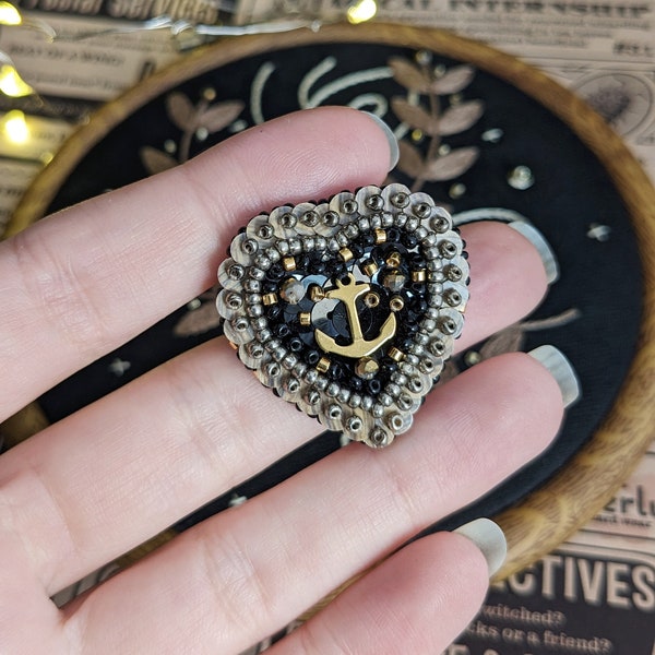 Le Fabularium Broche coeur de pirate en broderie de perles et paillettes