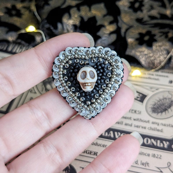 Le Fabularium Broche cœur skull noir et argent en broderie de perles et paillettes