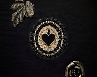 Le Fabularium Broche coeur noir et doré en broderie de perles et paillettes