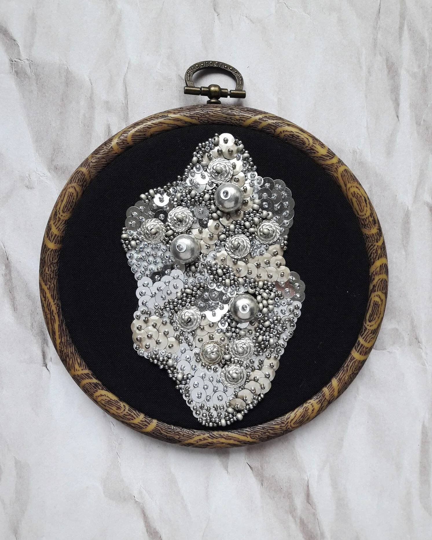 Le Fabularium Décoration Murale Broderie Art Abstrait Noir Argent | Livraison Standard Mondial Relay