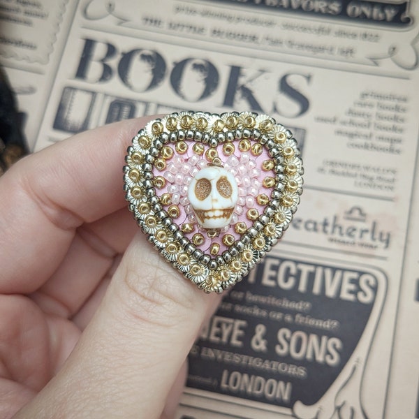 Le Fabularium Broche cœur skull rose et or en broderie de perles et paillettes | pastel goth