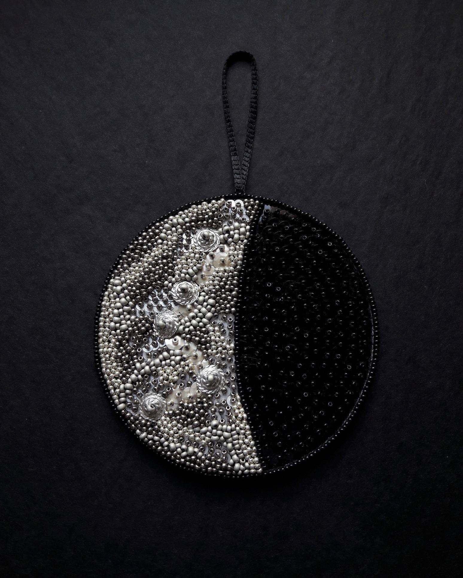 Le Fabularium Décoration Murale Broderie Perles Lune Ii | Livraison Standard Mondial Relay Pour La F
