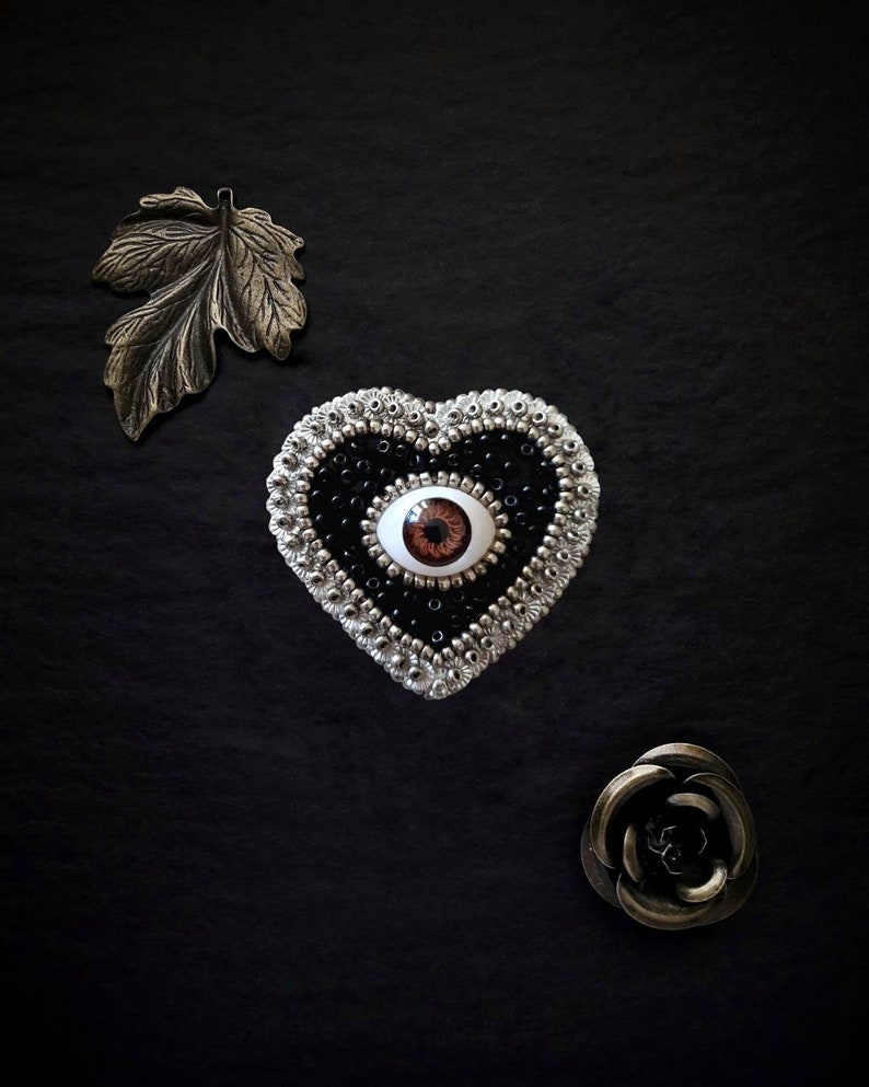 Le Fabularium Broche coeur œil paillettes broderie de perles à la main Épingle thème Halloween Cabinet de curiosités Académie noire image 2