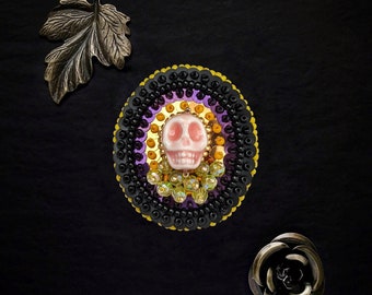 Le Fabularium Broche skull violet orange et jaune en broderie de perles et paillettes | pastel goth