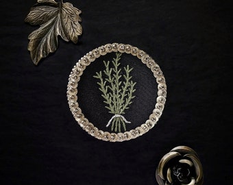 Le Fabularium Broche plante | épingle de sorcière en broderie de perles et paillettes