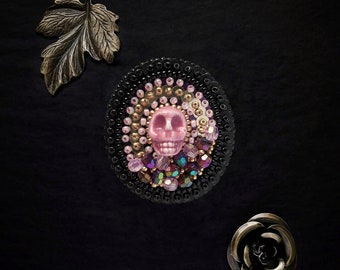 Le Fabularium Broche skull rose et violet en broderie de perles et paillettes | pastel goth