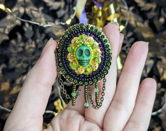 Le Fabularium Broche skull vert, violet et jaune en broderie de perles et paillettes | zombie goth