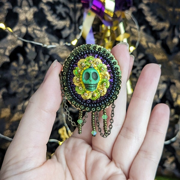 Le Fabularium Broche skull vert, violet et jaune en broderie de perles et paillettes | zombie goth