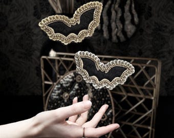 Broche de murciélago bordado a mano en algodón, cuentas y lentejuelas de Fabularium | Joyería de Halloween