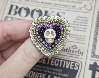 Le Fabularium Broche cœur skull violet et or en broderie de perles et paillettes | pastel goth