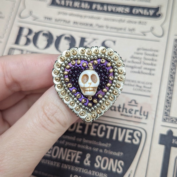 Le Fabularium Broche cœur skull violet et or en broderie de perles et paillettes | pastel goth