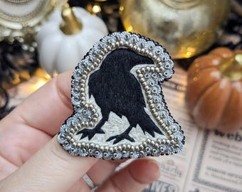 Broche de cuervo bordado Fabularium en algodón, cuentas y lentejuelas, hecho a mano | Joyas de Halloween