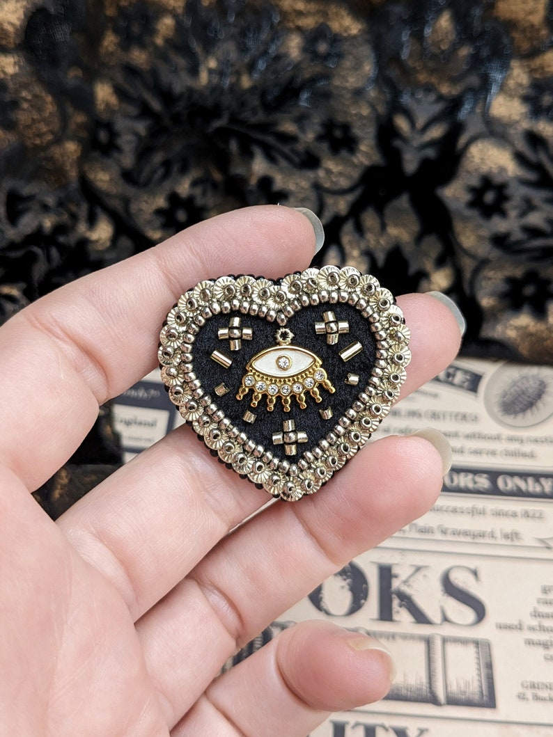 Le Fabularium Broche cœur œil noir et doré en broderie de perles et paillettes image 1