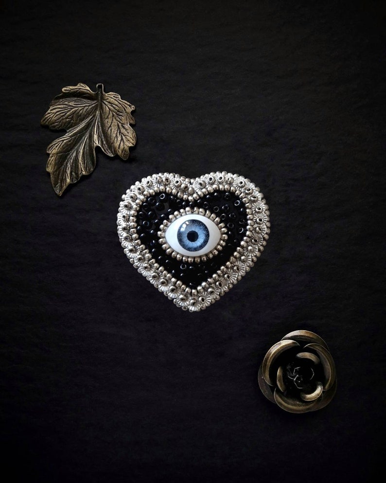 Le Fabularium Broche coeur œil paillettes broderie de perles à la main Épingle thème Halloween Cabinet de curiosités Académie noire image 6