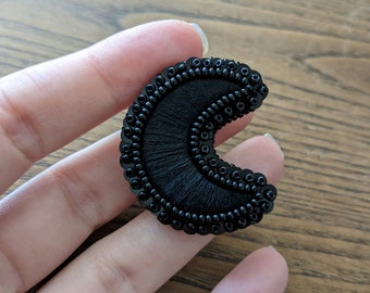 Le Fabularium Broche lune noire brodée à la main en perles et paillettes | Épingle de sorcière | Académie sombre | Sorcellerie ésotérique