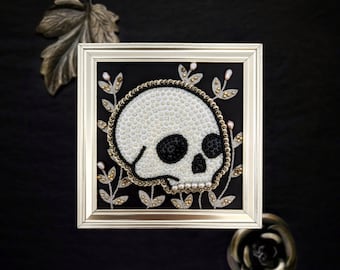 Le Fabularium Broderie de perles et sequins tête de mort vanité | Cabinet de curiosités | Décor Halloween