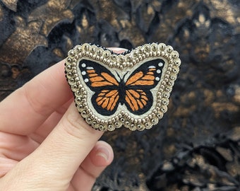 Le Fabularium Broche papillon monarque en coton perles et paillettes brodée à la main | Cabinet de curiosités