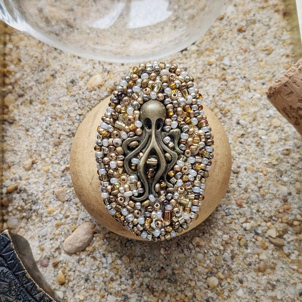 Le Fabularium - Broche pieuvre sable Kraken perles brodée à la main