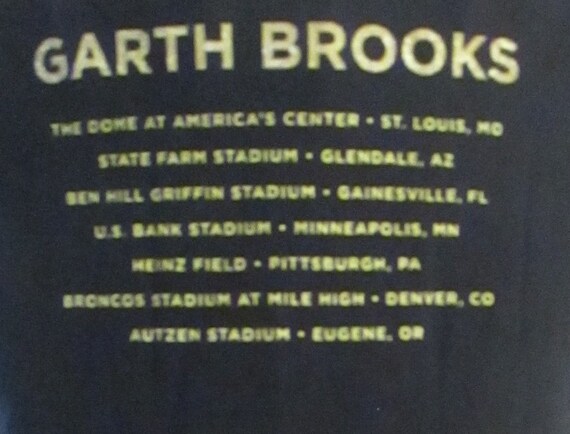 Garth Brooks-Stadium Tour-Size Medium - image 4